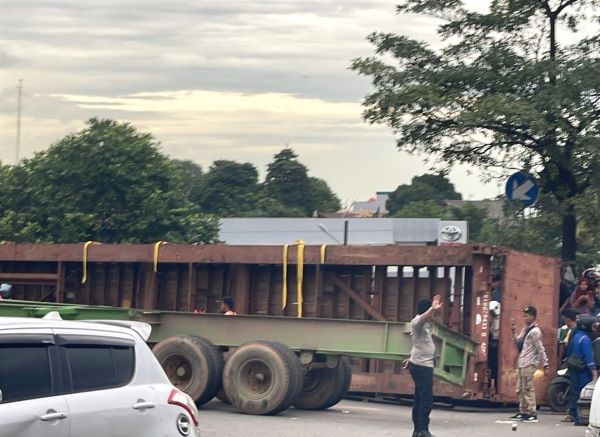 Detik-Detik Mencekam! Alat Berat Jatuh dari Truk di Jalan Yos Sudarso Batam, Pengendara Motor Perempuan Jadi Korban!
