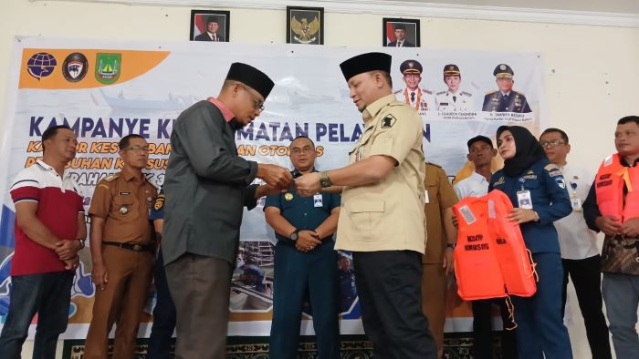 KSOP Batam Gencarkan Kampanye Keselamatan Laut, Bagikan 75 Life Jacket dan Dokumen Kapal Gratis untuk Nelayan Sagulung