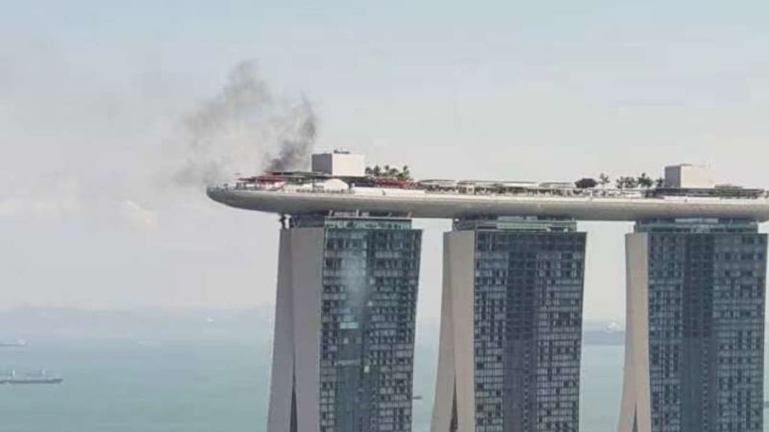 Marina Bay Sands Terbakar! Asap Hitam Tebal Mengepul dari Lantai 55, Pengunjung Panik!