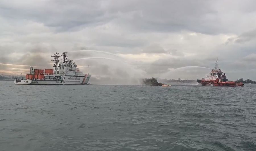 Heboh! Kapal Tanpa Nama Terbakar di Perairan Batam, Awak Kapal Raib Tanpa Jejak