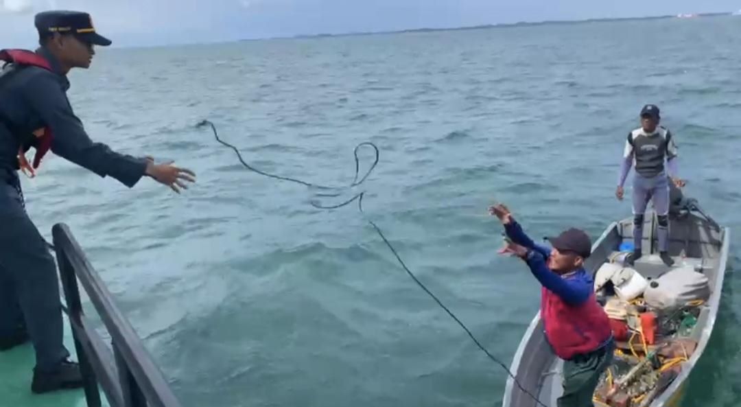 Dua Nelayan Batam Hampir Terseret Arus di Selat Riau! Diselamatkan Kapal PLP Setelah 2 Jam Terombang-Ambing