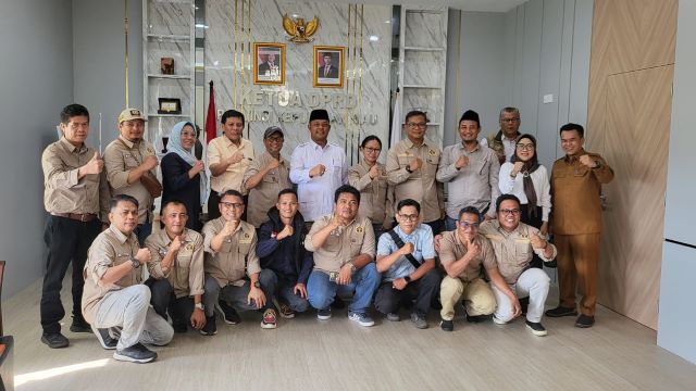 Penuh Canda dan Keakraban! Iman Sutiawan dan PWI Kepri Sepakat Perkuat Sinergi Demi Kemajuan Kepri Penuh Canda dan Keakraban! Iman Sutiawan dan PWI Kepri Sepakat Perkuat Sinergi Demi Kemajuan Kepri