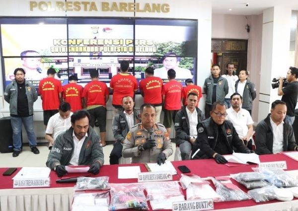 Polresta Barelang Gagalkan Penyelundupan 1,9 Kg Sabu dari Malaysia! 4 Tersangka Jaringan Internasional Diciduk di Batam (3) Polresta Barelang Gagalkan Penyelundupan 1,9 Kg Sabu dari Malaysia! 4 Tersangka Jaringan Internasional Diciduk di Batam