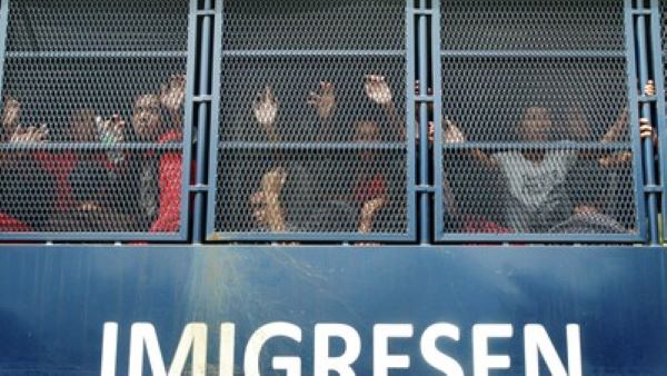 Razia Imigrasi Johor- 16 WNI Tertangkap Bersama Puluhan WNA, Diduga Langgar Izin Kerja! (2) Razia Imigrasi Johor: 16 WNI Tertangkap Bersama Puluhan WNA, Diduga Langgar Izin Kerja!