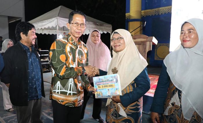 Silaturahmi Amsakar Achmad dan Warga Lubukbaja-Dari Kampung Tua, Air Bersih hingga Sampah Kota Batam (3) Silaturahmi Amsakar Achmad dan Warga Lubukbaja: Dari Kampung Tua, Air Bersih hingga Sampah Kota Batam
