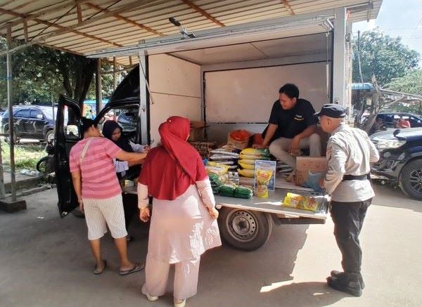Bantu Warga Pesisir, Polsek Bulang dan Bulog Batam Turun Langsung ke Pulau Buluh Gelar Pangan Murah