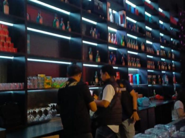 razia panda club oleh bea cukai batam (2) Penggerebekan Panda Club, Bea Cukai Batam Sita 48 Botol Miras dan 198 Bir Kaleng Tanpa Pita Cukai
