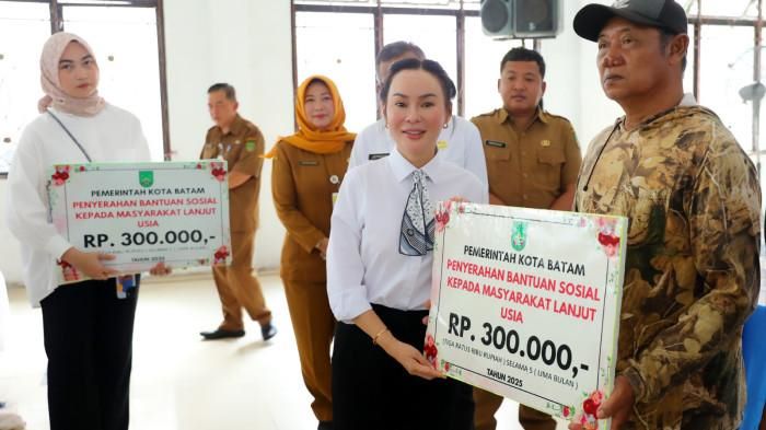 Peduli Lansia! Li Claudia Candra Turun Langsung Serahkan Bansos untuk 158 Warga Belakang Padang