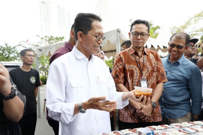 Wali Kota Amsakar Achmad Nikmati Asam Pedas Favoritnya di Pekan Rasa Melayu Batam