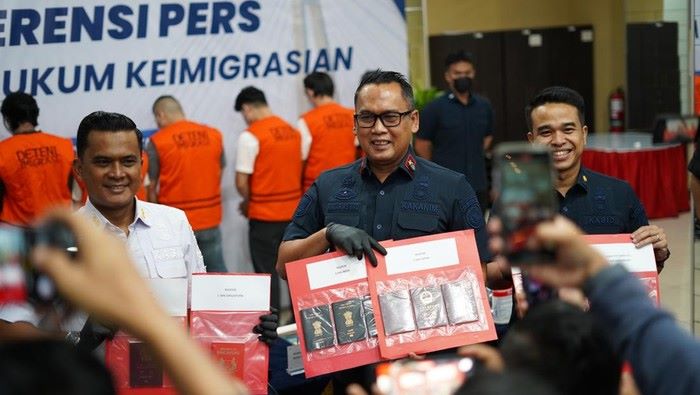 6 WNA Dideportasi dari Batam! Imigrasi Ungkap Modus Nakal Asing di Tempat Hiburan dan Hotel 6 WNA Dideportasi dari Batam! Imigrasi Ungkap Modus Nakal Asing di Tempat Hiburan dan Hotel