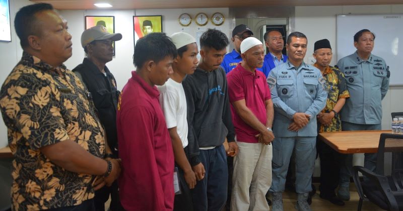 Akhirnya Pulang! 4 Nelayan Batam Ditahan Sebulan di Malaysia, Dijemput Bakamla dan Kembali ke Pelukan Keluarga (2) Akhirnya Pulang! 4 Nelayan Batam Ditahan Sebulan di Malaysia, Dijemput Bakamla dan Kembali ke Pelukan Keluarga