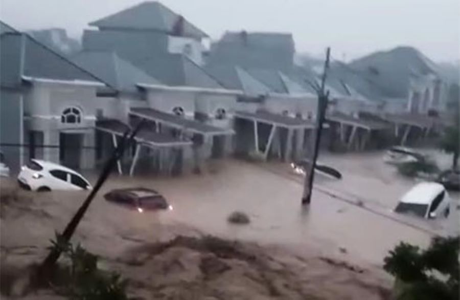 BREAKING! Padang Diterjang Banjir Bandang 2 Meter, Tiga Warga Tewas & Banyak Terjebak di Atap Rumah
