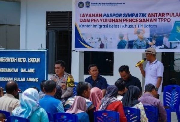 Dekatkan Pelayanan ke Warga Hinterland, Imigrasi Batam Layani Paspor Simpatik di Pulau Abang