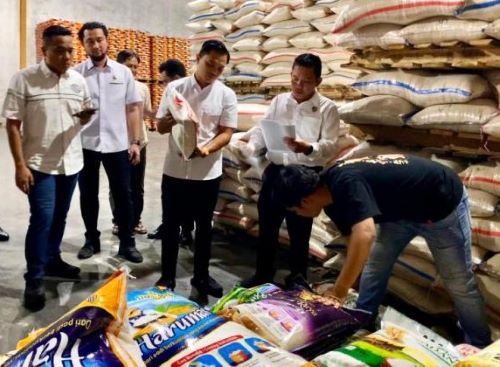 Isu Beras Oplosan Kian Panas! Polda Kepri Ambil Sampel di Gudang PT UKP Batu Ampar Batam (3) Isu Beras Oplosan Kian Panas! Polda Kepri Ambil Sampel di Gudang PT UKP Batu Ampar Batam