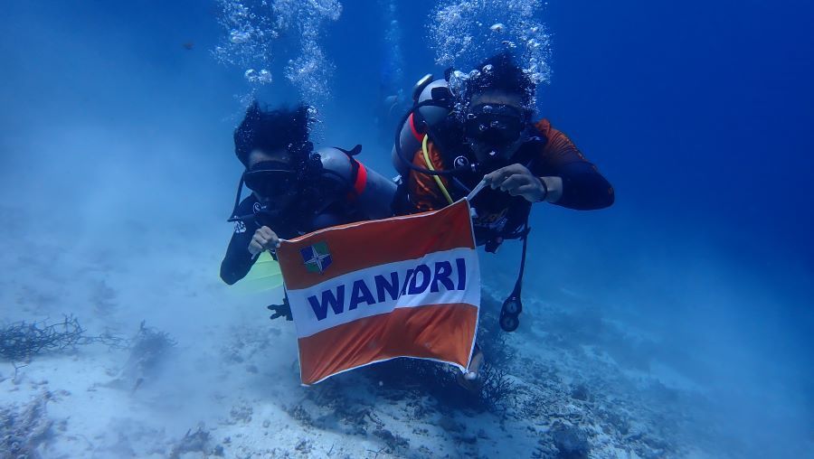 Dari Bandung ke Pulau Buru, Tim Wanadri Tanam Terumbu Karang dan Lahirkan Penyelam Hebat Lokal!