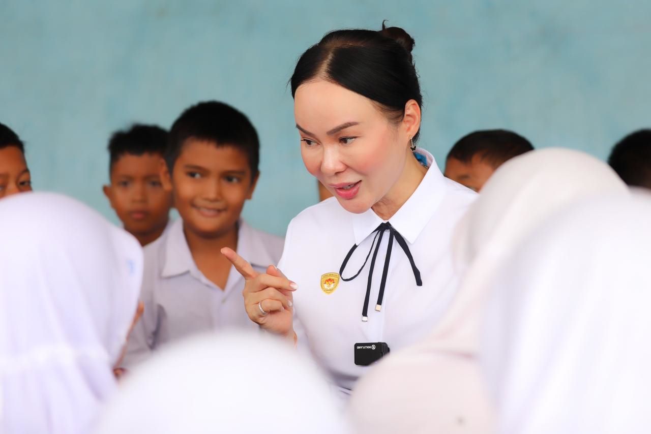 Di SDN 005 Sagulung, Li Claudia Chandra Ajak Warga Batam Gotong Royong Majukan Pendidikan Anak-anak