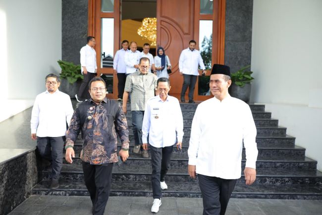 Wali Kota Sabang & Batam ‘Geruduk’ Rumah Mentan Amran-Bahas Beras Ilegal & Solusi Permanen Pangan! (2) Wali Kota Sabang & Batam ‘Geruduk’ Rumah Mentan Amran: Bahas Beras Ilegal & Solusi Permanen Pangan!