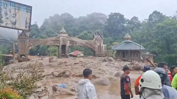 Tragedi Kelam di Lembah Anai! Tujuh Jenazah Ditemukan, Padang–Bukittinggi Lumpuh Total!