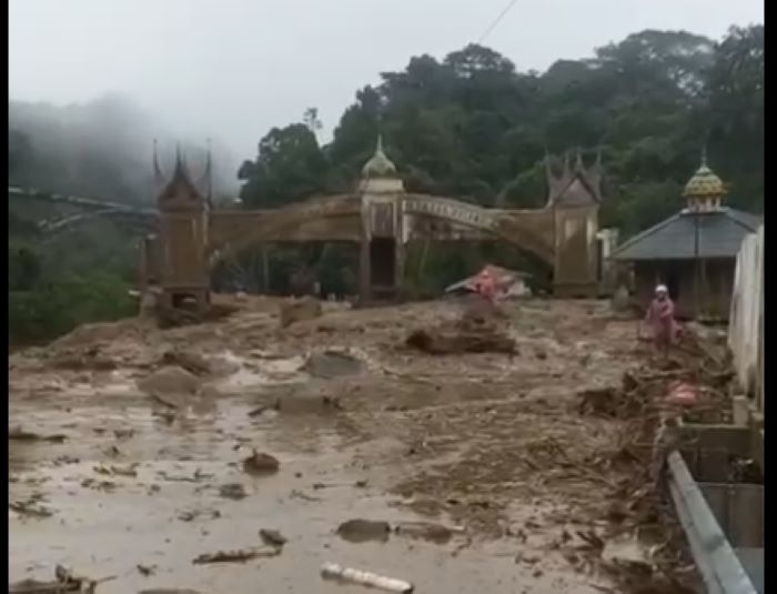 Sumbar Lumpuh Total! 5 Akses Jalan Utama Putus Akibat Banjir & Longsor: Polisi Imbau Warga Stop Bepergian!