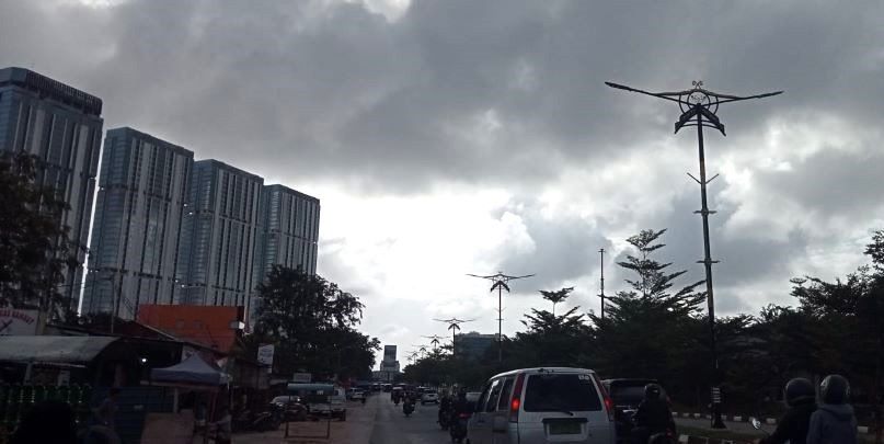 batam-gelap Cuaca Kepulauan Riau Hari Ini: Batam dan Tanjung Pinang Siap-Siap Hujan, Ini Prediksi Lengkap BMKG!