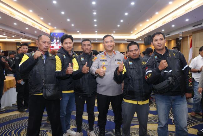kapolda kepri dengan driver ojol jadi mitra kamtibmas 150 Driver Online di Kepri Tanda Tangani Deklarasi Kamtibmas, Kapolda: “Kalian Mitra Strategis Kami”