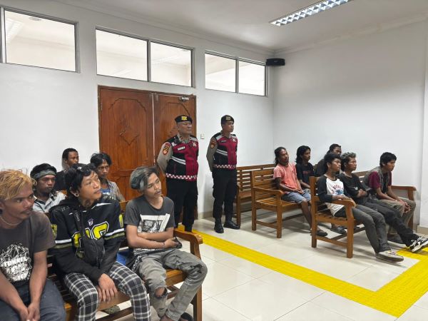sidang tipiring anak punk polda kepri 20 Pengamen Anak Punk Diciduk di Batam! Kena Sidang Tipiring & Didenda, Ini Lokasinya!