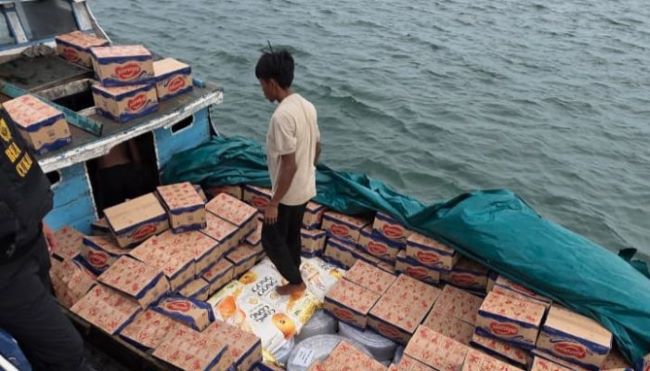 3 Kapal Disergap! Bea Cukai Batam Bongkar Penyelundupan Bawang, Daging & Paket Misterius di Laut Kepri (2) 3 Kapal Disergap! Bea Cukai Batam Bongkar Penyelundupan Bawang, Daging & Paket Misterius di Laut Kepri
