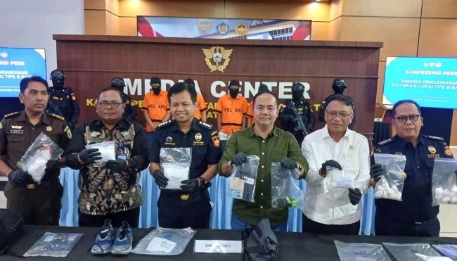 Bea Cukai Batam dan BNNP Kepri Bongkar Kurir Sabu Internasional, Seorang Warga Malaysia Ditangkap (2) Bea Cukai Batam dan BNNP Kepri Bongkar Kurir Sabu Internasional, Seorang Warga Malaysia Ditangkap