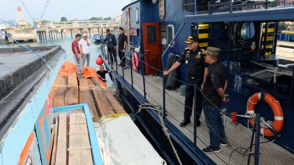 Bea Cukai Tangkap KM Rasidin Bawa 1.250 Balok Tanpa Dokumen