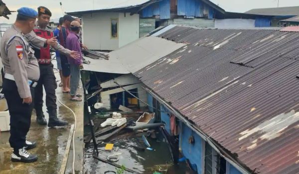 Diterjang Hujan Deras dan Pasang Laut Tinggi, Rumah Warga di Belakang Padang Batam Roboh