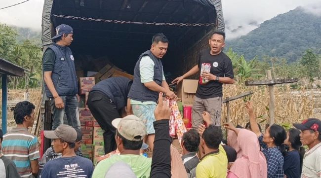 Jurnalis Batam Tempuh 3 Jam Lewati Longsor Demi Salurkan Bantuan ke 4 Jorong Terisolir