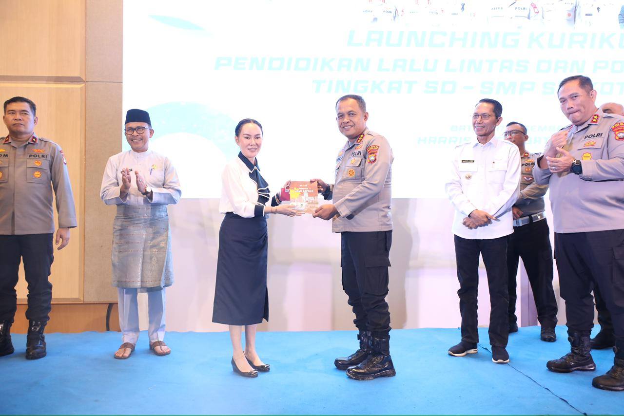 kapolresta barelang dengan wakil wako li claudia chandra Batam Serius Bangun Budaya Tertib, Kurikulum Lalu Lintas Mulai Diterapkan di Sekolah