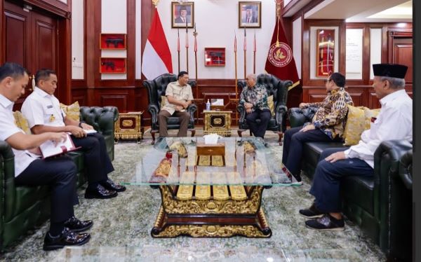 menhan terima ketum pwi pusat dan lakukan retret Menhan Sjafrie Siapkan Retret Bela Negara untuk 200 Wartawan Jelang HPN 2026