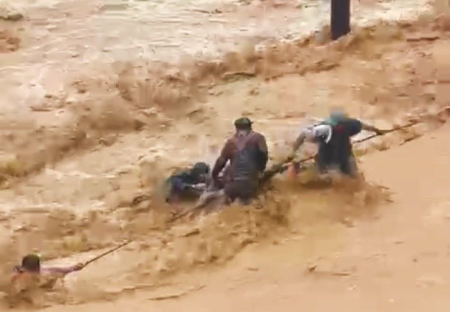 Batu Busuk Diterjang Banjir, Belasan Warga Dievakuasi BPBD Padang, 2 Warga Sempat Hanyut