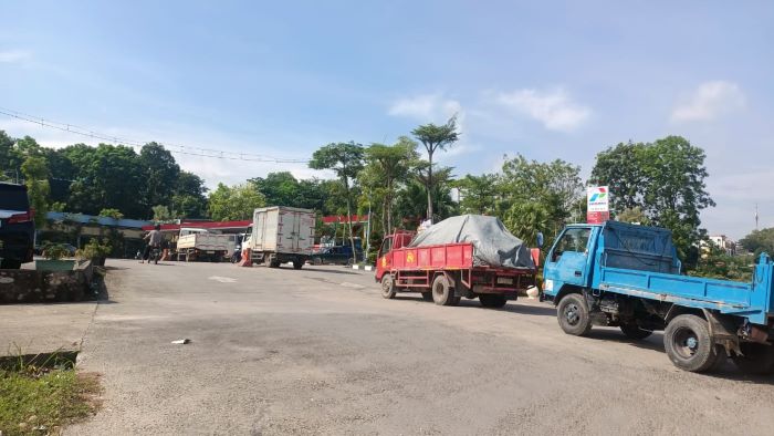 spbu antrian solar di tiban batam Kendaraan Mengular di SPBU Batam! Ini Penjelasan Resmi Pertamina