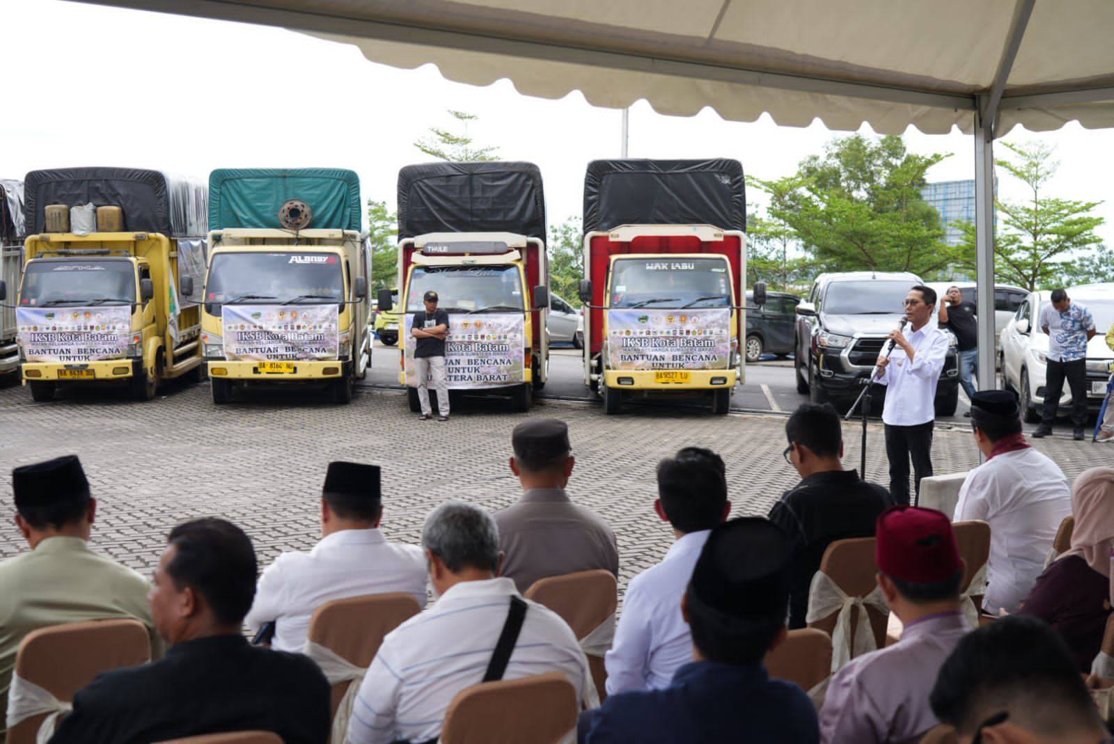 wali kota amsakar lepas bantuan bencana iksb batam Amsakar Lepas 50 Ton Bantuan IKSB untuk Korban Bencana Sumbar