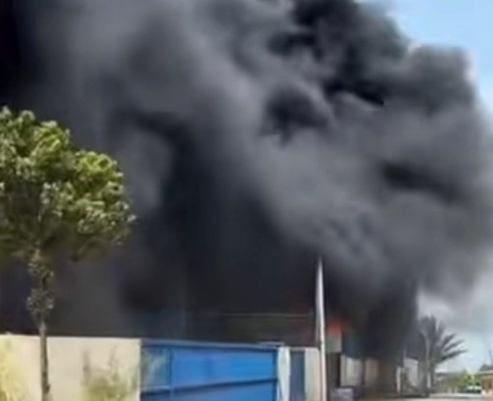 Gudang Buah di Kawasan Industri Batu Ampar Batam Terbakar, Asap Hitam Membumbung Tinggi