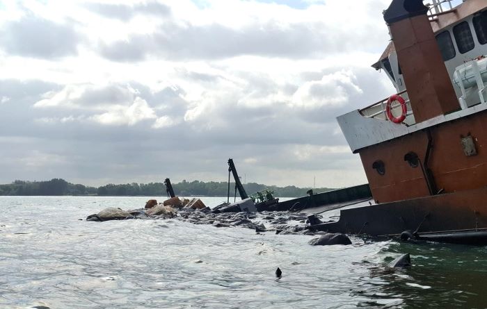 Kapal Bermuatan Limbah Hitam Kandas di Perairan Dangas Sekupang Batam, Laut Tercemar hingga Pantai Tangga Seribu Kapal Bermuatan Limbah Hitam Kandas di Perairan Dangas Sekupang Batam, Laut Tercemar hingga Pantai Tangga Seribu