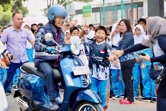 Amsakar Achmad Ikut Konvoi Vespa, March of the Mods 2026 Bikin Jalanan Batam Bergemuruh
