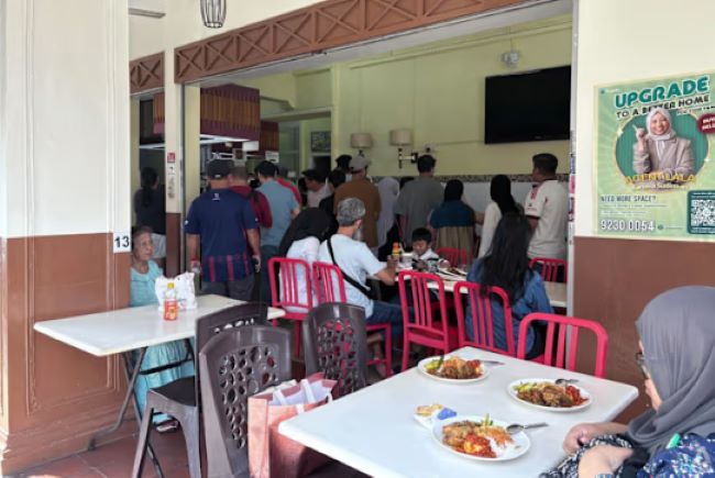 antrian di warong nasi pariaman singapura Sepiring Terakhir di Kampong Gelam: Saat Warong Nasi Pariaman Menutup Kenangan 78 Tahun