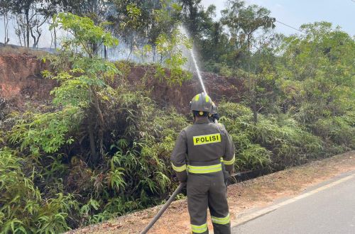 ditsamapta polda kepri padamkan kebakaran semak sambau nongsa Gerak Cepat Ditsamapta Polda Kepri! Kebakaran Semak di Jalan TPU Sambau Nongsa Berhasil Dipadamkan