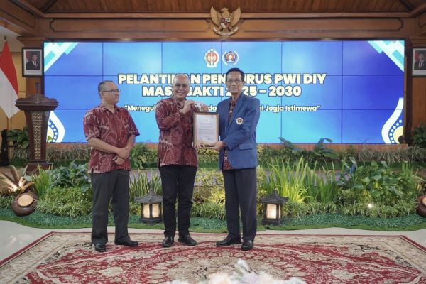 hamengkubuwono terima kartu anggota kehormatan pwi Catat Sejarah! Sri Sultan HB X Dianugerahi Anggota Kehormatan PWI, Pemimpin Daerah Pertama di Yogyakarta