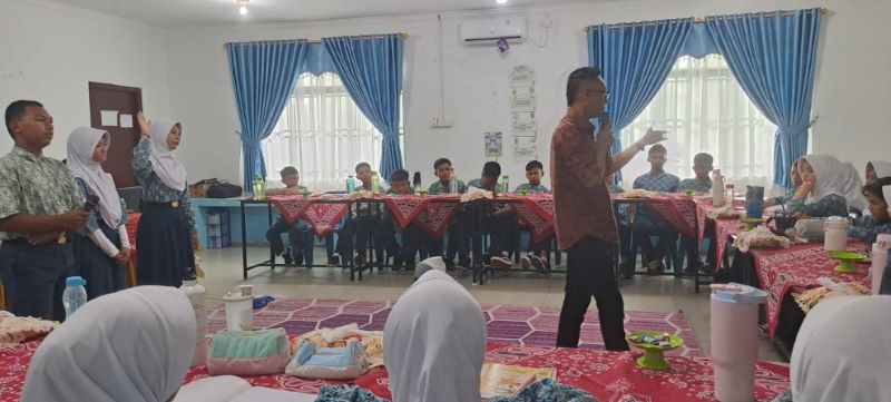 Miris! Literasi Remaja RI Masih Peringkat Bawah Dunia, PWI Batam Turun Tangan Masuk Sekolah Tertua di Pulau Penawar Rindu