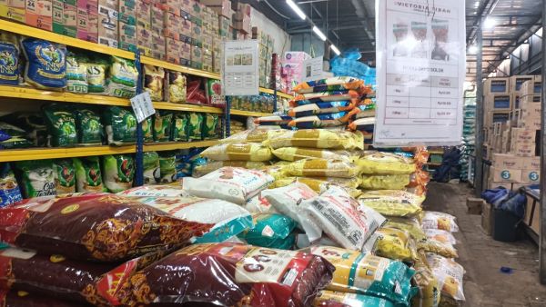 tumpukan beras di swalayan Harga Beras Merangkak Naik, Pemko Batam Siapkan Operasi Pasar Besar