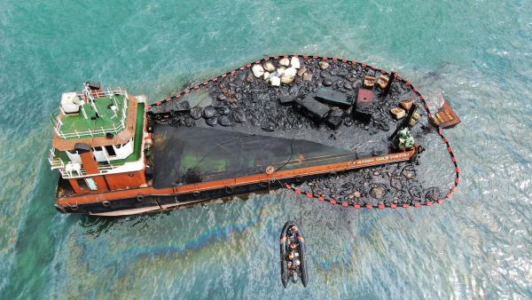 Minyak Hitam Masih Menggenang di Laut Dangas, HNSI Kepri Murka dan Ancam Aksi Besar