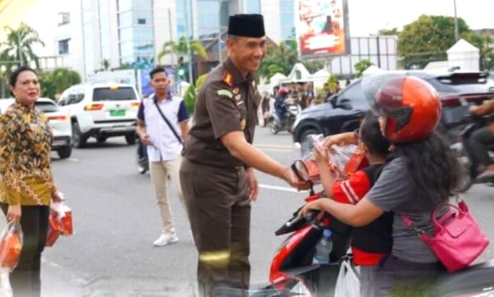Wajah Jaksa yang Berbeda, Kejari Batam Sapa Rakyat di Jalanan dengan Berbagi Takjil
