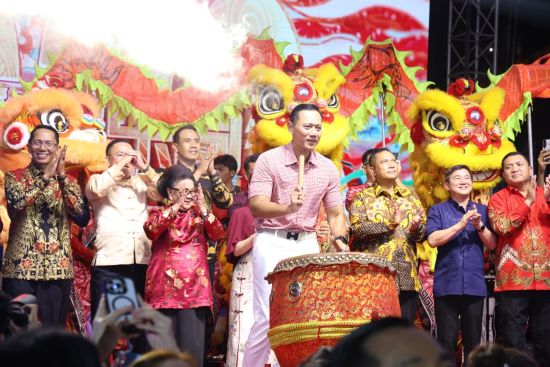 Lautan Manusia & Kembang Api Warnai Imlek 2577 di Batam, Menko hingga Kapolda Hadir di Nagoya