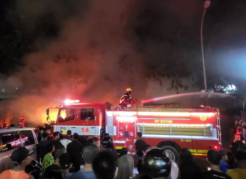 Api Mengamuk di Sei Panas Batam, Deretan Kios Pedagang Hangus Dilalap Si Jago Merah