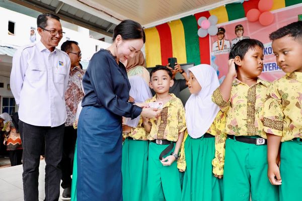 li claudia bagi kartu kia di sdn 06 batam Amsakar–Li Claudia Masuk Sekolah, Bagikan KIA: Identitas Anak Batam Kini Dijamin Negara