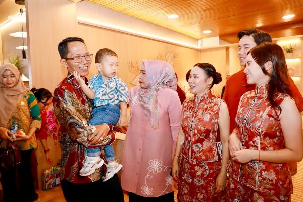li claudia open house imlek di batam Open House Imlek 2026 di Sekupang, Amsakar–Li Claudia Tunjukkan Harmoni Batam yang Bikin Adem